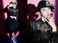 Sulli tampil mengenakan dress hitam detail lace untuk single 'Chu~'. (SME)