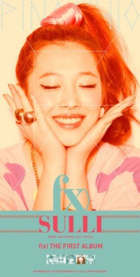 Sulli terlihat berser-seri di foto album perdana f(x) 'Pinocchio' atau 'Danger'. (SME)