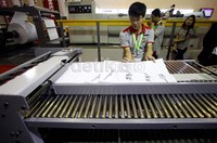 Seorang sales menunjukkan cara kerja mesin cetak yang dipamerkan dalam pameran percetakan, pengemasan, dan penerbitan FGD Expo 2013.