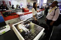 Pengunjung melihat produk-produk yang dipamerkan.