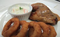Chicken bravo, ayam goreng gurih dengan siraman gravy disajikan bersama coleslaw dan onion ring.