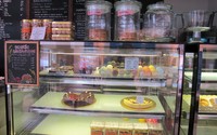 Selain hidangan utama, Madeline Cafe juga menjual macaroon dan berbagai dessert manis.