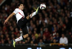 Luis Suarez melompat untuk mengontrol bola. Reuters/Phil Noble.