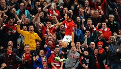 Javier Chicharito Hernandez merayakan gol yang dibuatnya di menit ke-46. AFP/Paul Ellis.
