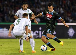 Marek Hamsik (kanan) berusaha melewati Luca Antei (kiri) dalam pertandingan di San Paolo, Kamis (26/9/2013) dinihari WIB. Reuters/Ciro De Luca.