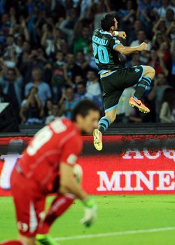 Blerim Dzemaili merayakan gol yang dibuatnya di menit ke-15. Giuseppe Bellini/Getty Images.