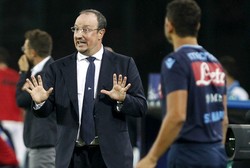 Rafael Benitez memberi arahan kepada para pemain Napoli. Reuters/Ciro De Luca.