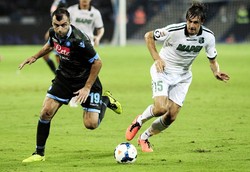 Andrea Acerbi (kanan) berebut bola dengan Goran Pandev (kiri). AFP/Roberto Salomone.