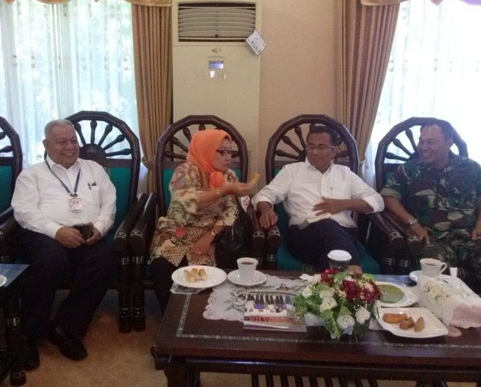 Di Ambon, Dahlan Iskan Disuguhi Olivia Zalianty dan Jamela