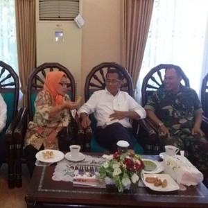 Di Ambon, Dahlan Iskan Disuguhi Olivia Zalianty dan Jamela