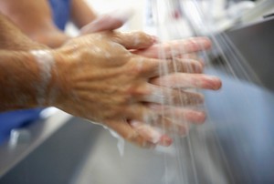 Sabun Batang, Sabun Cair, atau Hand Sanitizer yang Paling Sehat?