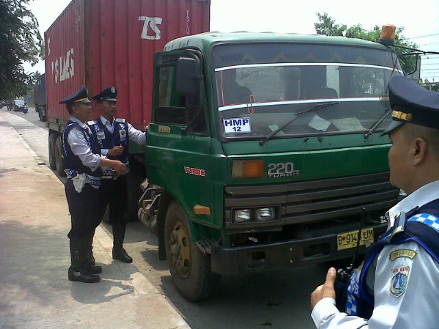 Pusingnya Sopir Truk Kala Ban Pentilnya Dicabut di Jakarta Utara