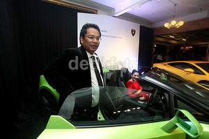Pengacara Ini Pasang Tarif Seharga Satu Mobil Mercy S-Class