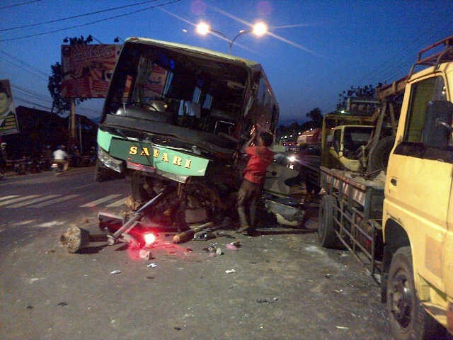 Rem Blong, Bus Seruduk 2 Mobil dan 5 Motor di Boyolali