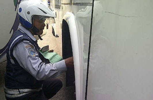 Parkir Liar di Jalan Matraman, 2 Bus Pariwisata Dicabut Pentilnya