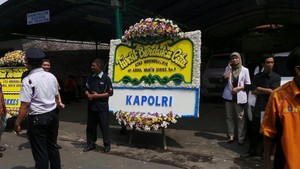 Kapolri dan Menpora Kirim Karangan Bunga ke Rumah Duka Munim Idries