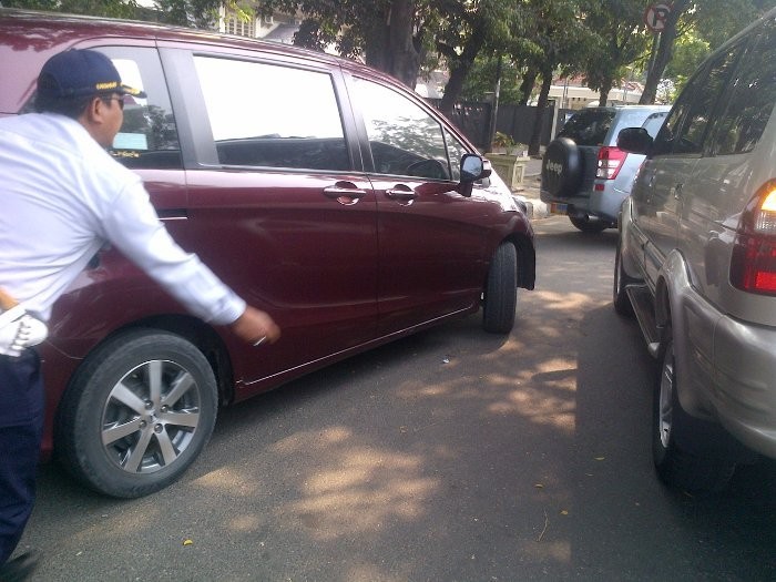 Ciiit! Dishub DKI Hadang Mobil yang Kabur Saat Razia Pentil