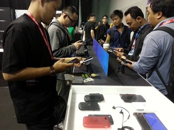     Di salah satu pojok event BlackBerry Jam 2013, pengunjung dapat secara bebas mencoba jajaran smartphone BlackBerry yang disiapkan.