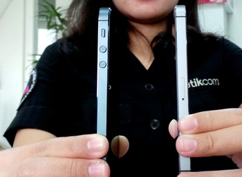 Bodi sisi samping iPhone 5S memiliki lekukan yang lebih kentara.