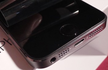 Bersamaan iPhone 5C, iPhone 5S sudah diluncurkan ke pasaran pada 20 September 2013 kemarin.