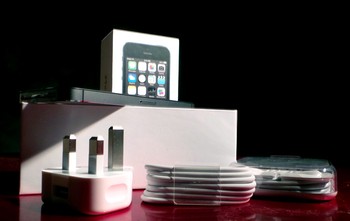 Selain satu unit iPhone 5S, paket penjualannya juga sudah dilengkapi asesoris standar.