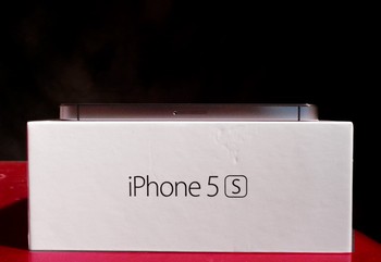Belum bisa dipastikan kapan iPhone 5S akan hadir di Indonesia.