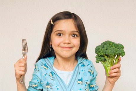 Tak Perlu Lama-lama Paksa Anak Makan Ya Bunda, Si Kecil Bisa Stres