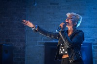 Selain sebagai penyanyi, Emeli Sande juga seorang penulis lagu terkenal. Ia telah menulis lagu untuk sejumlah artis, seperti Alicia Keys, Rihanna, dan Leona Lewis. Ian Gavan/Getty Images.