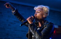 Lewat suara merdunya, Emeli Sande mengajak para penonton untuk bernyanyi bersama. Ian Gavan/Getty Images.