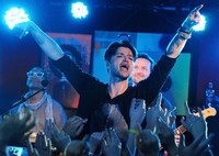 Danny O'Donoghue mengajak para penonton untuk bernyanyi bersama. Dave Meehan/Getty Images.