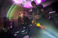 Didukung oleh para band pengiring yang memukau, Emeli Sande tampil percaya diri. Ian Gavan/Getty Images.     