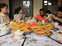 Sambutan penduduk lokal terhadap turis yang datang sangat ramah. Mereka langsung mengajak setiap turis yang datang untuk masuk ke dalam rumah dan menyuguhkan banyak makanan (Putri/detikTravel)