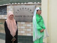 Masuk lebih dalam ke perkampungan, Anda bisa menemukan sekolah wanita. Anak gadis di kampung ini semuanya bersekolah di sekolah khusus wanita ini (Putri/detiTravel)