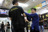 Film laga Hongkong Ip Man yang laris manis, membuat ilmu beladiri Wing Chun dikenal para traveler dunia. Kini, wisatawan bisa belajar langsung ilmu yang dipelajari Bruce Lee itu di tempat asalnya (Herianto/detikTravel)