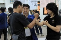 Salah satu tempat belajar adalah perguruan silat Sam Lau Wing Chun di Flat A, Alpha House, lantai 4, 27 Nathan Road, Kowloon, Hong Kong. Kami disambut ramah oleh Master Sam KS Lau, dan beberapa muridnya (Herianto/detikTravel)