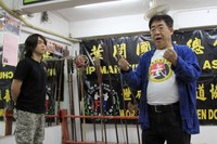 Master Lau mengajari beberapa dari kami, termasuk detikTravel latihan sederhana seperti membentuk kuda-kuda yang kokoh. Juga cara menangkis serangan musuh, sekaligus menyerang di saat bersamaan (Herianto/detikTravel)