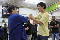 Nampak bersemangat, Master Lau mulai mengajarkan teori dasar mengenai kungfu Wing Chun. Ia mendemonstrasikan pula bagaimana cara menyerang musuh dengan gerakan tangan yang sangat cepat (Herianto/detikTravel)