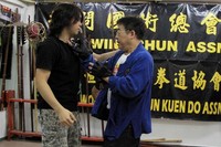 Kita harus menangkis, melumpuhkan serangan lawan, juga sekaligus menyerangnya di titik vital dengan sangat cepat, ungkap Master Lau sambil memeragakan jurus Wing Chun (Herianto/detikTravel)
