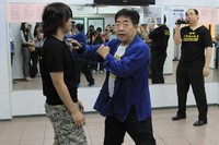 Suasana latihan di ruangan itu terlihat sangat seru. Para peserta serius berlatih. Sesekali tawa pecah saat Master Lau menerangkan jawabannya sambil bergurau (Herianto/detikTravel)
