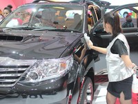 Mereka mengaku dibayar sebesar Rp 2 juta untuk membersihkan mobil selama IIMS 2013 berlangsung (Aditya Maulana-detikOto).