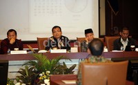 (Kiri ke kanan) Bambang Rantam Sariwanto, Wakil Menteri Hukum dan HAM Denny Indrayana, Abdullah Hehamahua, dan Saldi Isra mendengarkan penjelasan yang disampaikan Gunarso.