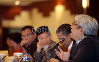 Imam Prasodjo (kanan) melontarkan pertanyaan kepada Gunarso.