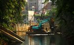 Pemasangan Turap di Kali Ciliwung