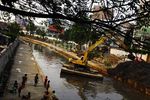 Pemasangan Turap di Kali Ciliwung