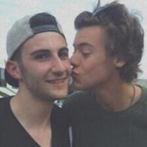 Sempat Diisukan Biseksual, Harry Styles Cium Fans Cowok