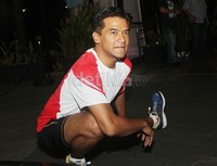 Donny Damara melakukan pemanasan sebelum lari. Gus Mun/detikHOT.