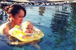 Gemes! Bayi Laki-laki Cathy Sharon Belajar Berenang