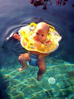 Gemes! Bayi Laki-laki Cathy Sharon Belajar Berenang