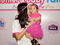 Fanny terus menggendong anak perempuannya itu. Noel/detikHOT.