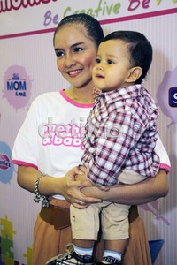 Intan selalu tersenyum menggendong anak laki-lakinya itu.